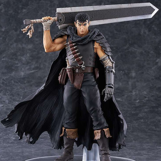 figurine Pop Up Parade de Guts en version Black Swordsman, mesurant 22 cm. La figurine montre Guts dans une pose dynamique, vêtu de son armure noire emblématique et brandissant son immense épée, capturant parfaitement l'essence du personnage de Berserk.