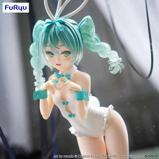 Vue de face de la figurine Miku Rurudo White Color – Miku les mains jointes, dans une pose douce et mignonne.