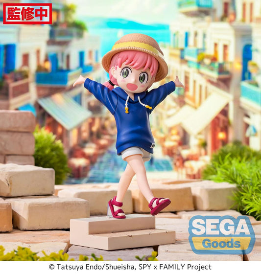 Figurine Anya Forger Resort Luminasta 16 cm de Spy x Family, montrant Anya dans une pose enjouée avec une tenue de vacances colorée
