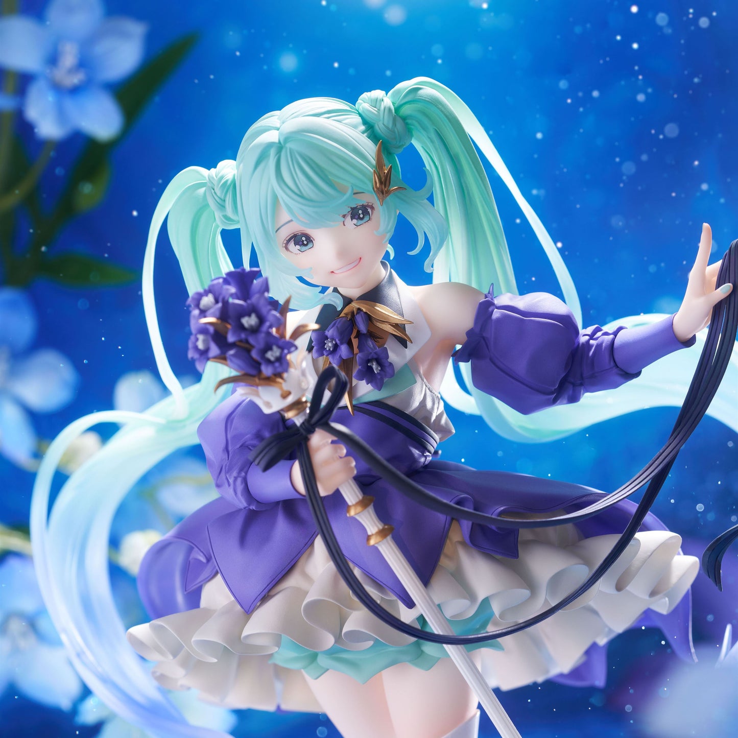 Figurine Hatsune Miku édition Birthday 2024 en robe bleue avec sceptre