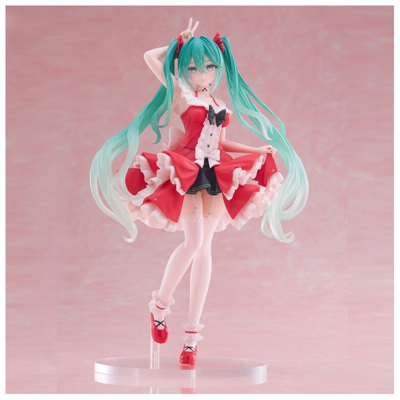 Admirez cette figurine de Hatsune Miku de Taito, mesurant 18 cm. Dans sa version Lolita, Miku est vêtue d'une élégante robe rouge, illustrant le style classique et le charme du genre. Les détails méticuleux de sa tenue et son sourire éclatant reflètent son caractère joyeux et son attrait intemporel. Cette figurine est un incontournable pour tous les fans de Hatsune Miku et de l'esthétique Lolita !