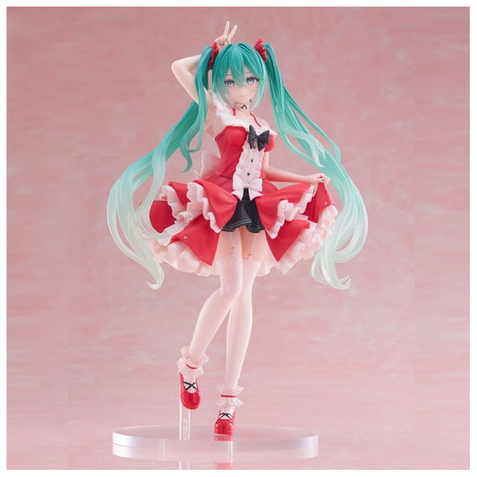 Admirez cette figurine de Hatsune Miku de Taito, mesurant 18 cm. Dans sa version Lolita, Miku est vêtue d'une élégante robe rouge, illustrant le style classique et le charme du genre. Les détails méticuleux de sa tenue et son sourire éclatant reflètent son caractère joyeux et son attrait intemporel. Cette figurine est un incontournable pour tous les fans de Hatsune Miku et de l'esthétique Lolita !