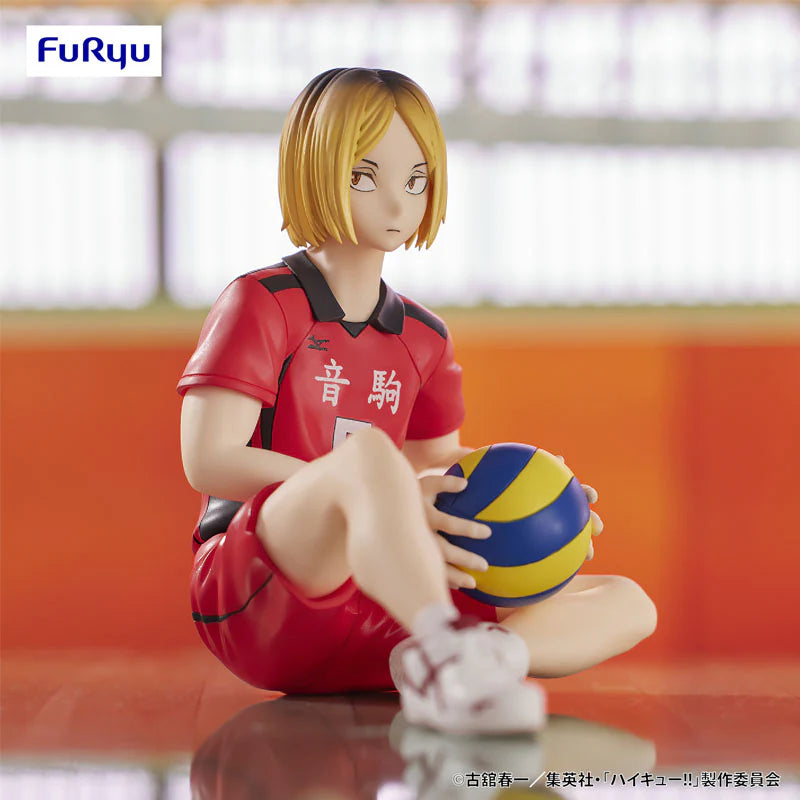 Figurine Kenma Kozume Noodle Stopper de Haikyu!! 11 cm, une superbe pièce de collection mettant en scène le stratège du Nekoma en position détendue