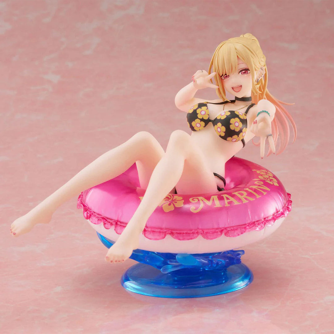 Apportez l'été à votre collection avec cette figurine de Marin Kitagawa, posée dans une bouée en maillot de bain ! Issue de la gamme Aqua Float Girl par Taito, cette figurine de 10 cm capture la joie et la fraîcheur de Marin. Parfaite pour tout fan de My Dress-Up Darling !