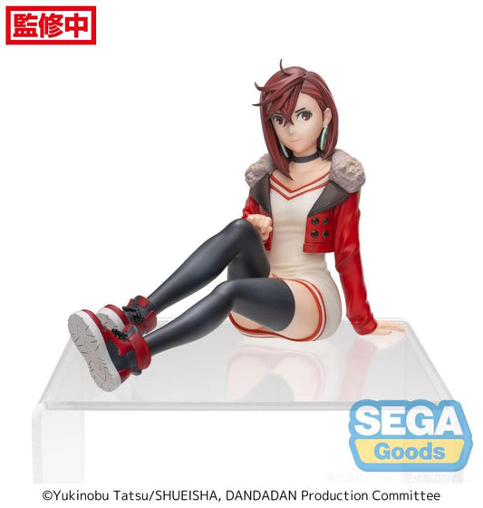 Figurine Momo Ayase de 14 cm, gamme Perching par Sega. Représentation fidèle et dynamique de l’héroïne de Dan Da Dan dans une pose assise élégante.