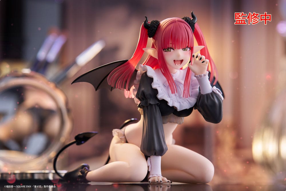 Admirez cette figurine adorable de Marin Kitagawa, tirée de My Dress-Up Darling, de la gamme Desktop Figurine de Taito. D’une hauteur de 13 cm, elle capture l’essence pétillante de Marin, avec une pose joyeuse et pleine de vie. Sa tenue et ses expressions faciales sont magnifiquement détaillées, reflétant son amour pour le cosplay et sa personnalité enjouée.