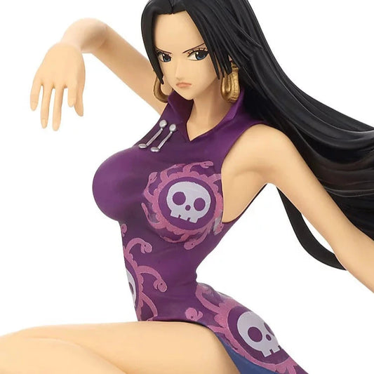 Figurine de 19 cm représentant Boa Hancock dans sa tenue violette distinctive, conçue avec soin par Banpresto pour la gamme Lady Fight. Un objet de collection captivant qui met en valeur le charisme et la beauté du personnage.