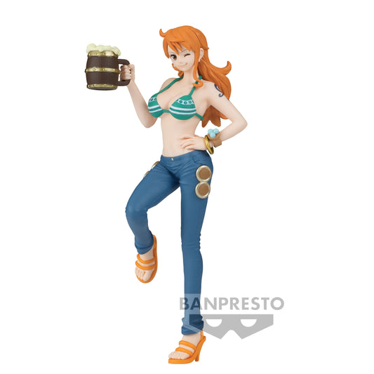 Figurine de Nami de 16 cm, représentant la navigatrice en train de boire, par Banpresto. Un modèle détaillé qui capture un moment détendu et charmant de la célèbre membre des Pirates du Chapeau de Paille.