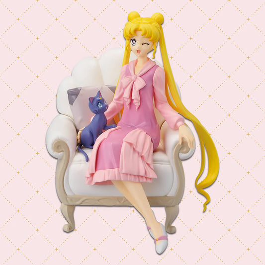 Figurine de Sailor Moon posée sur un fauteuil avec Luna à ses côtés
