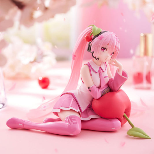 Figurine de Sakura Miku assise, cheveux rose pastel ornés de fleurs, par Taito – version cerisier Desktop Cute