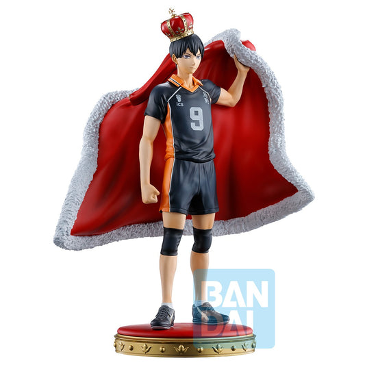 Figurine de Tobio Kageyama de Haikyu!!, en cape royale et couronne, taille 18 cm, gamme Ichibansho par Bandai. Une représentation élégante du maître passeur.