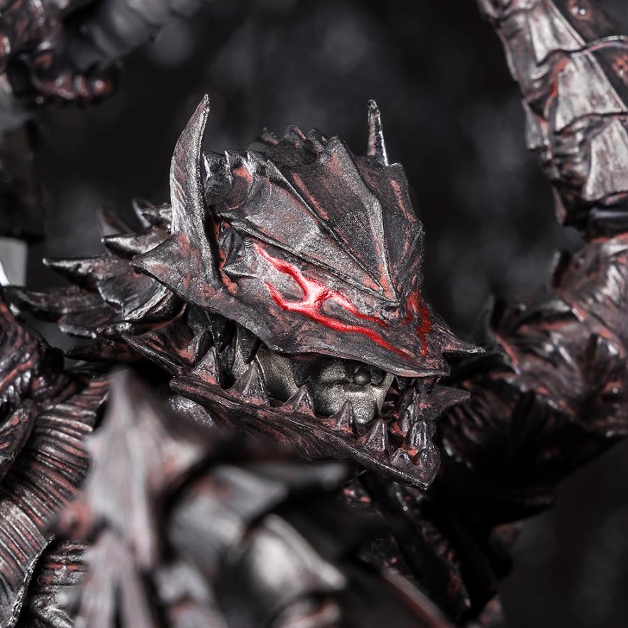 Détail rapproché de l’armure du Berserker sur la figurine de Guts – texture métallique et sculpture réaliste