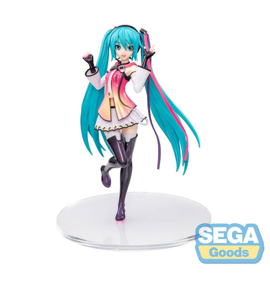 Voici la figurine de Hatsune Miku de Project Diva Mega 39's, réalisée par Sega et mesurant 18 cm. Dans une pose dynamique, Miku incarne son charisme et son énergie, parfaite pour les amateurs de l'idole virtuelle.