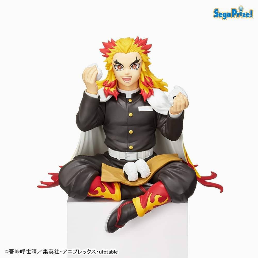 Figurine SEGA Onigiri de Rengoku Kyojuro assise – Demon Slayer, Pilier de la Flamme souriant avec un onigiri.