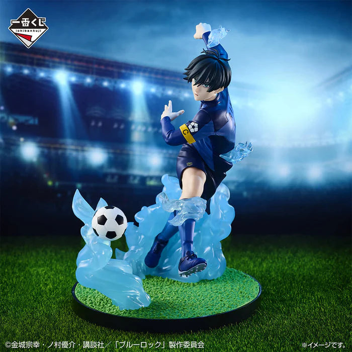 Figurine Rin Itoshi – Ichiban Kuji Lot B – Blue Lock, Rin en plein tir avec un réalisme saisissant et une posture dynamique.