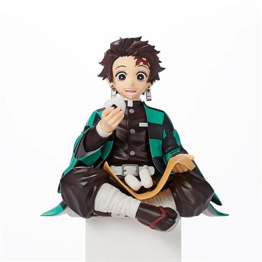 Figurine SEGA Onigiri de Tanjiro Kamado assise – Demon Slayer, version adorable du pourfendeur dégustant un onigiri.