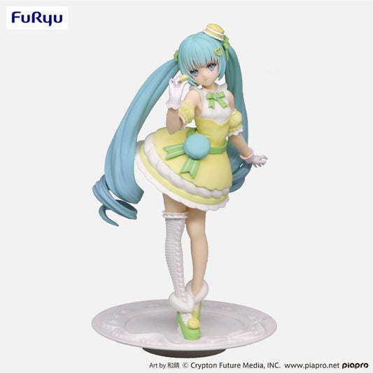 Figurine détaillée de Hatsune Miku dans sa version Sweet Macaron. Cette figurine adorable capture Miku avec ses cheveux turquoise et ses couettes, portant une tenue sucrée inspirée des macarons. Avec ses couleurs vives et son expression joyeuse, cette figurine apporte une touche de douceur et de charme à toute collection. Parfait pour les fans de Miku et les amateurs de figurines kawaii.