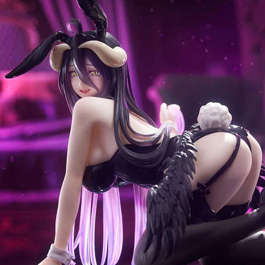 Admirez cette figurine de Albedo de Overlord, proposée par Taito dans la gamme Desktop Cute. Avec une hauteur de 13 cm, Albedo est représentée en version bunny à quatre pattes, capturant son allure séduisante et son charme espiègle. Les détails soignés de son costume de lapin et son expression joyeuse rendent hommage à son caractère captivant.