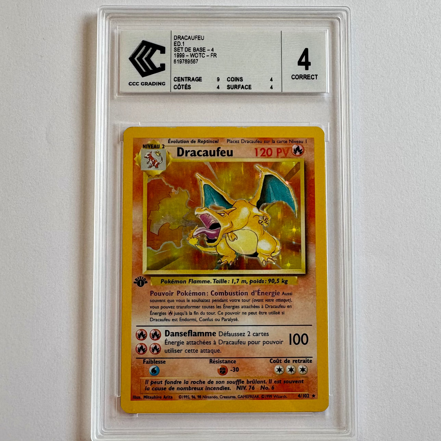 Retrouvez la plus mythique de toutes les cartes Pokémon ! Ce magnifique Dracaufeu set de base édition 1 en Français vous attend gradé CCC4 chez 100% Figurines !