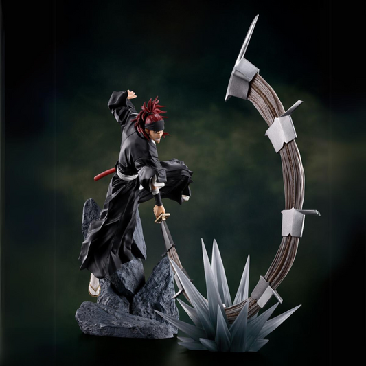 Figurine détaillée de Renji Abarai de la gamme Figuarts ZERO, capturant le personnage dans une pose dynamique. Renji est représenté avec ses cheveux rouges emblématiques, ses tatouages tribaux et son Zanpakutō, Zabimaru, déployé dans son mode Shikai. Les détails fins de la sculpture mettent en valeur son expression intense et la fluidité de son mouvement, fidèle à son apparence dans Bleach. Une pièce de collection incontournable pour les fans.