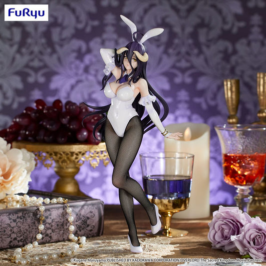 Admirez la figurine d'Albedo de Furyu, mesurant 30 cm, dans sa version Bunny. Vêtue d'un costume de lapine raffiné, elle arbore une pose élégante qui reflète sa beauté et sa force. Les détails soignés et l'expression intense d'Albedo en font une pièce incontournable pour tout fan d'Overlord et de figurines.