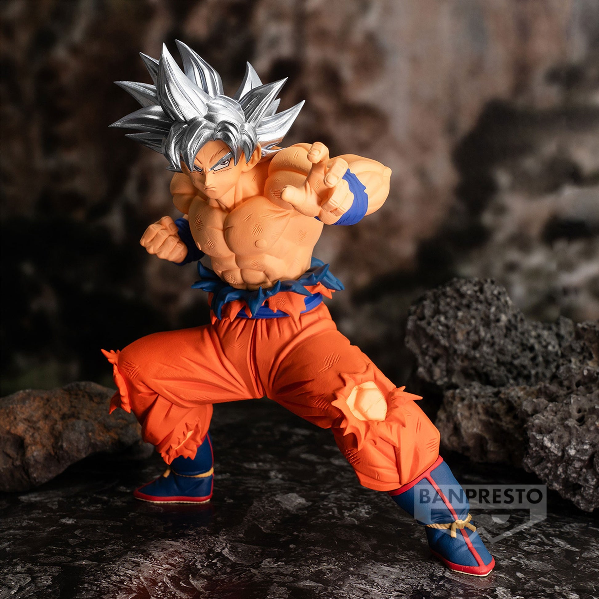 Admirez cette impressionnante figurine de Son Goku dans sa forme Ultra Instinct, tirée de Dragon Ball Super, et réalisée par Banpresto. D’une hauteur de 20 cm, Goku est figé dans une pose de combat saisissante, avec ses cheveux argentés et ses vêtements de combat endommagés qui illustrent l’intensité des batailles du Tournoi du Pouvoir.