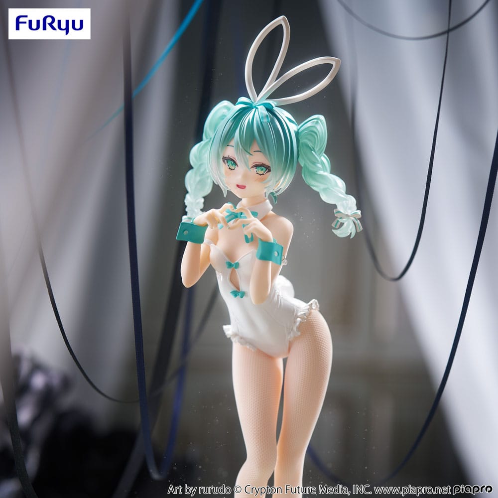 Hatsune Miku BiCute Bunnies en tenue blanche – Figurine de 27 cm montrant Miku avec des oreilles de lapine et sa célèbre chevelure turquoise.