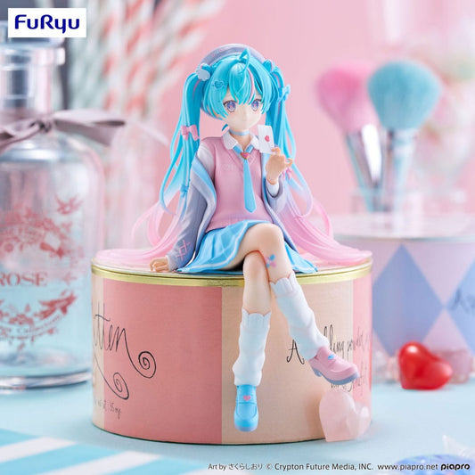 Admirez cette figurine de Hatsune Miku de Furyu, mesurant 13 cm. Dans la version Noodle Stopper, Miku est représentée avec un blazer élégant, ajoutant une touche de charme à cette pièce. Les détails soigneusement travaillés et son sourire éclatant capturent parfaitement son caractère joyeux. Une pièce essentielle pour tous les fans de Hatsune Miku et un ajout amusant à toute collection !