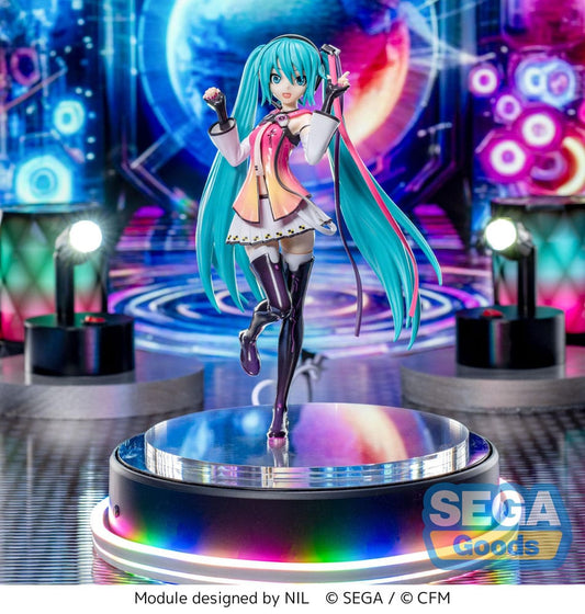 Admirez la figurine de Hatsune Miku, mesurant 18 cm, produite par Sega dans la gamme Luminasta. Capturant l'esprit joyeux et dynamique de Miku, cette figurine est un must-have pour tous les fans de la série et de la culture vocaloid.