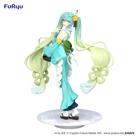 Admirez cette figurine de Hatsune Miku de Furyu, mesurant 17 cm. Représentée dans la version Sweets Sweets Matcha Parfait, Miku affiche une pose pétillante entourée de sucreries délicieuses. Les détails soignés de son costume et son sourire éclatant capturent son esprit joyeux et son charme. Une pièce essentielle pour tous les fans de Hatsune Miku et de culture kawaii !