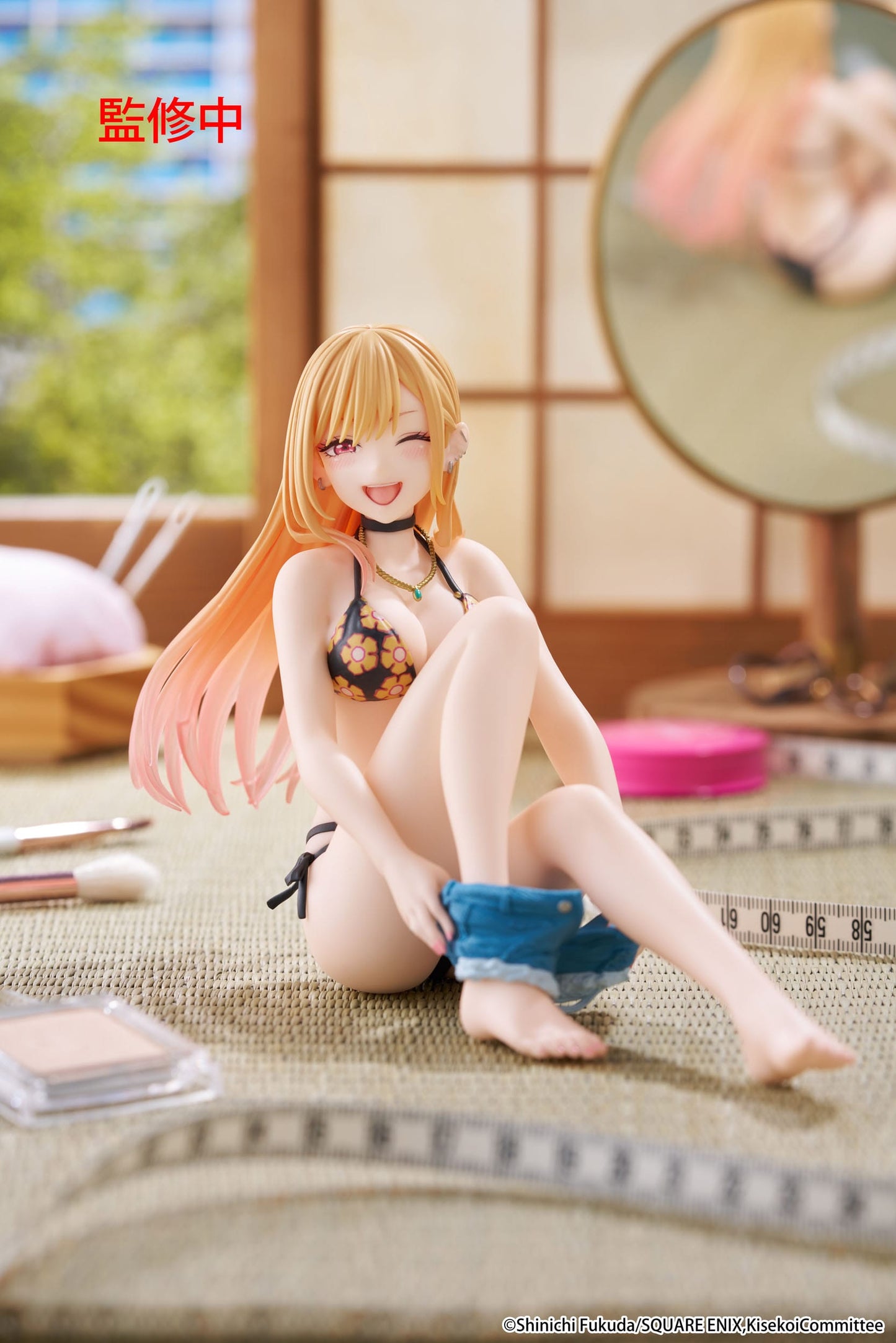 Découvrez la figurine Marin Kitagawa Measured Swimsuit Ver tirée de l’anime My Dress-Up Darling. Une réalisation fidèle qui capture toute la beauté et la personnalité pétillante de Marin dans sa version maillot de bain, parfaite pour les collectionneurs et fans d’anime.