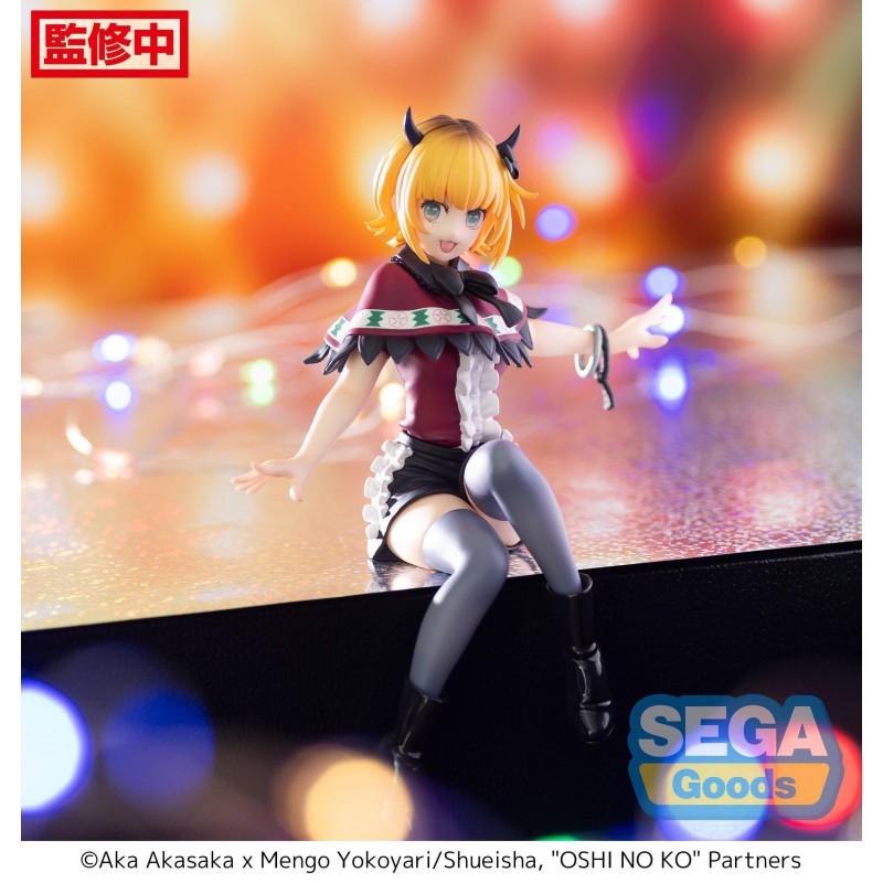 Figurine Sega de Mem-Cho de 13 cm, version Perching, en tenue de scène. Mem-Cho est représentée assise, avec des détails précis qui reflètent son charme joyeux et sa personnalité dynamique.