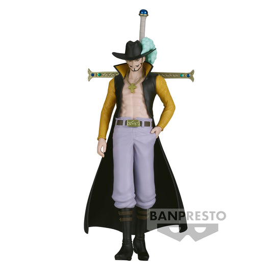 Figurine de Dracule Mihawk de One Piece dans la gamme The Shukko de Banpresto, mesurant 16 cm. La figurine représente Mihawk dans une pose imposante, mettant en valeur son regard perçant et sa posture d'épéiste légendaire.