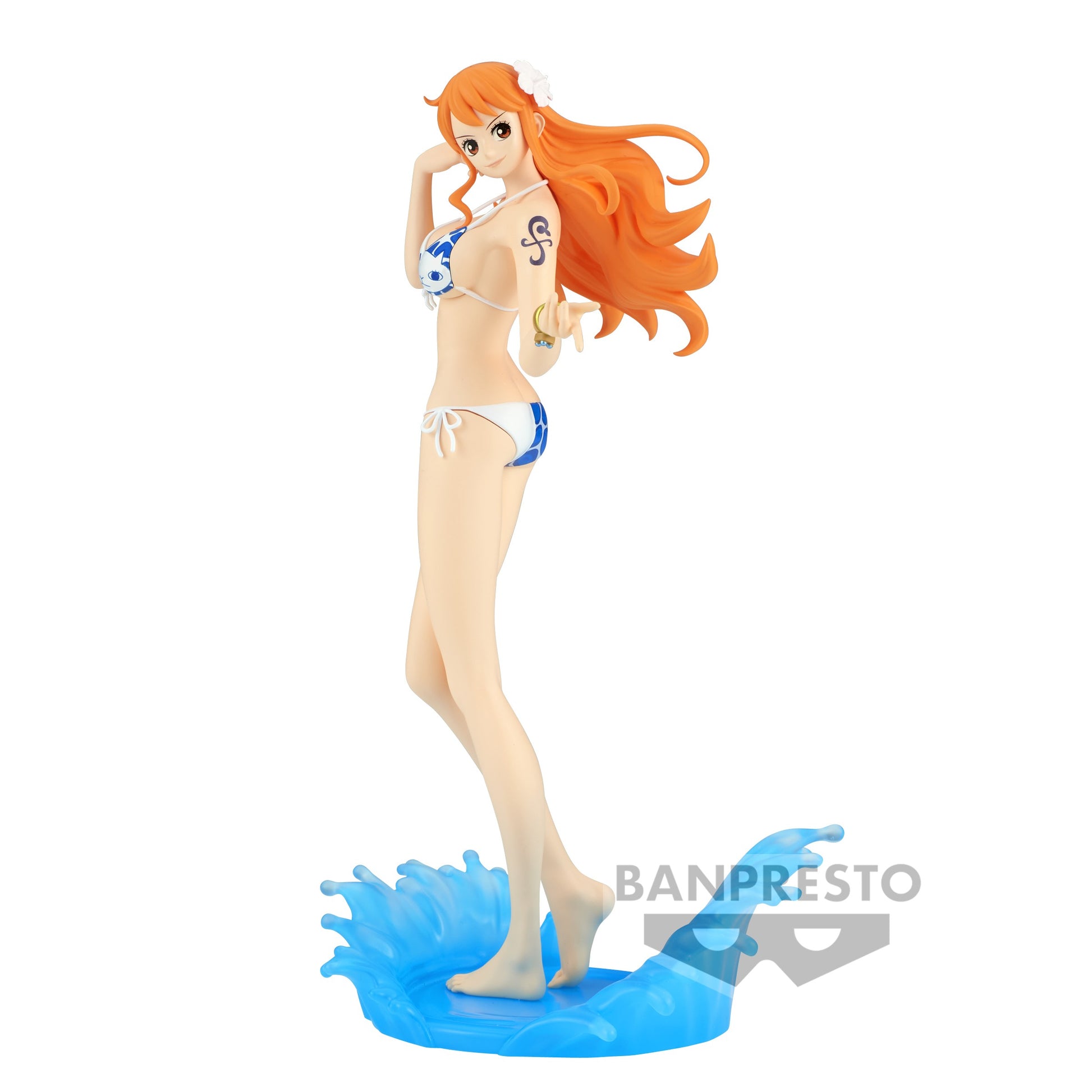 Figurine de Nami en maillot de bain de la gamme Glitter & Glamours par Banpresto, mesurant 23 cm. Nami est posée sur un socle représentant de l'eau, avec une finition détaillée qui met en valeur son élégance et son charisme. Idéale pour les fans de One Piece.