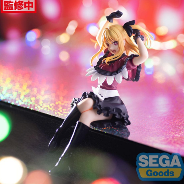 Figurine Sega de Ruby Hoshino de 13 cm, version Perching, en tenue de scène. Ruby est représentée assise, avec des détails soigneusement travaillés qui reflètent sa grâce et son énergie.