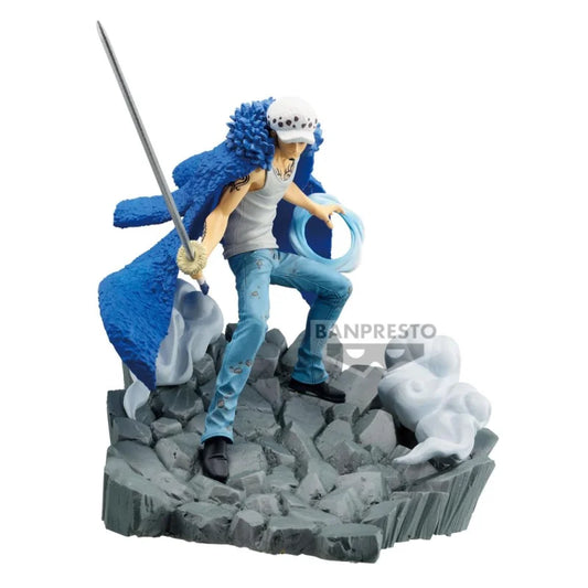 Figurine de Trafalgar D. Water Law de One Piece en pleine bataille contre Marshall D. Teach, mesurant 8 cm, de la gamme Senkozekkei de Banpresto. Law est capturé dans une pose dynamique qui souligne son combat stratégique et sa maîtrise du pouvoir de la Ope Ope no Mi.