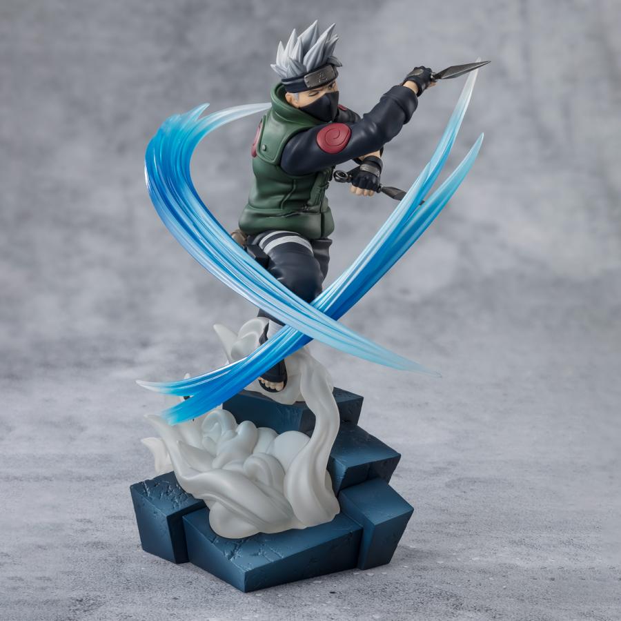 Figurine de Kakashi Hatake en pleine attaque, inspirée de son combat contre Obito dans Naruto Shippuden. Modèle Figuarts Zero de Bandai, 20 cm de hauteur, capturant le dynamisme et l'intensité du combat.