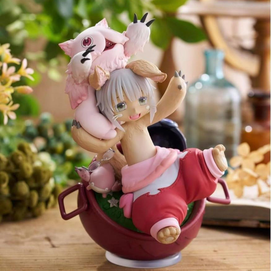 Figurine AMP+ de Nanachi tenant ses souvenirs