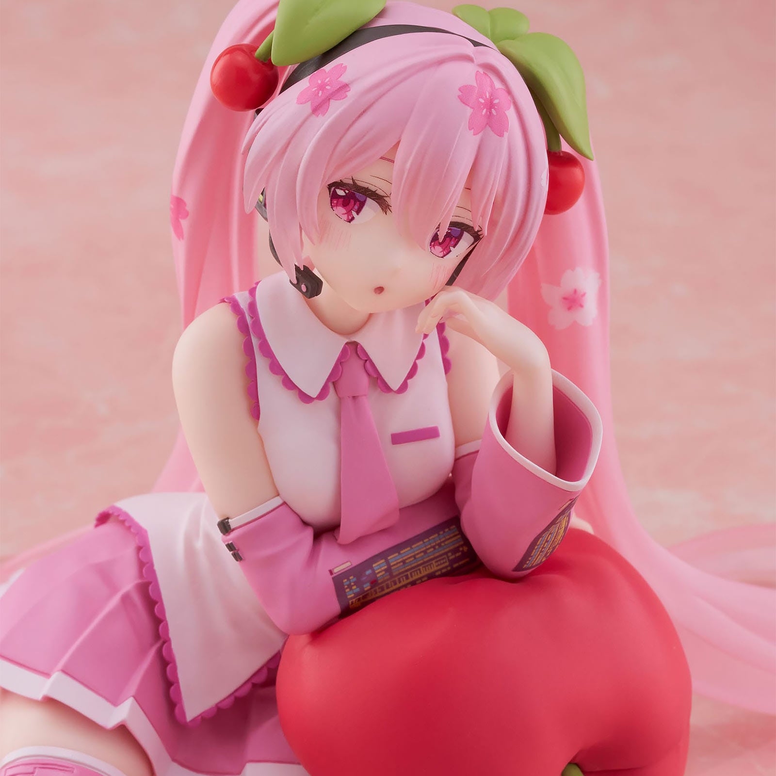 Vue rapprochée de la figurine Miku Cherry avec expressions douces et détails fleuris