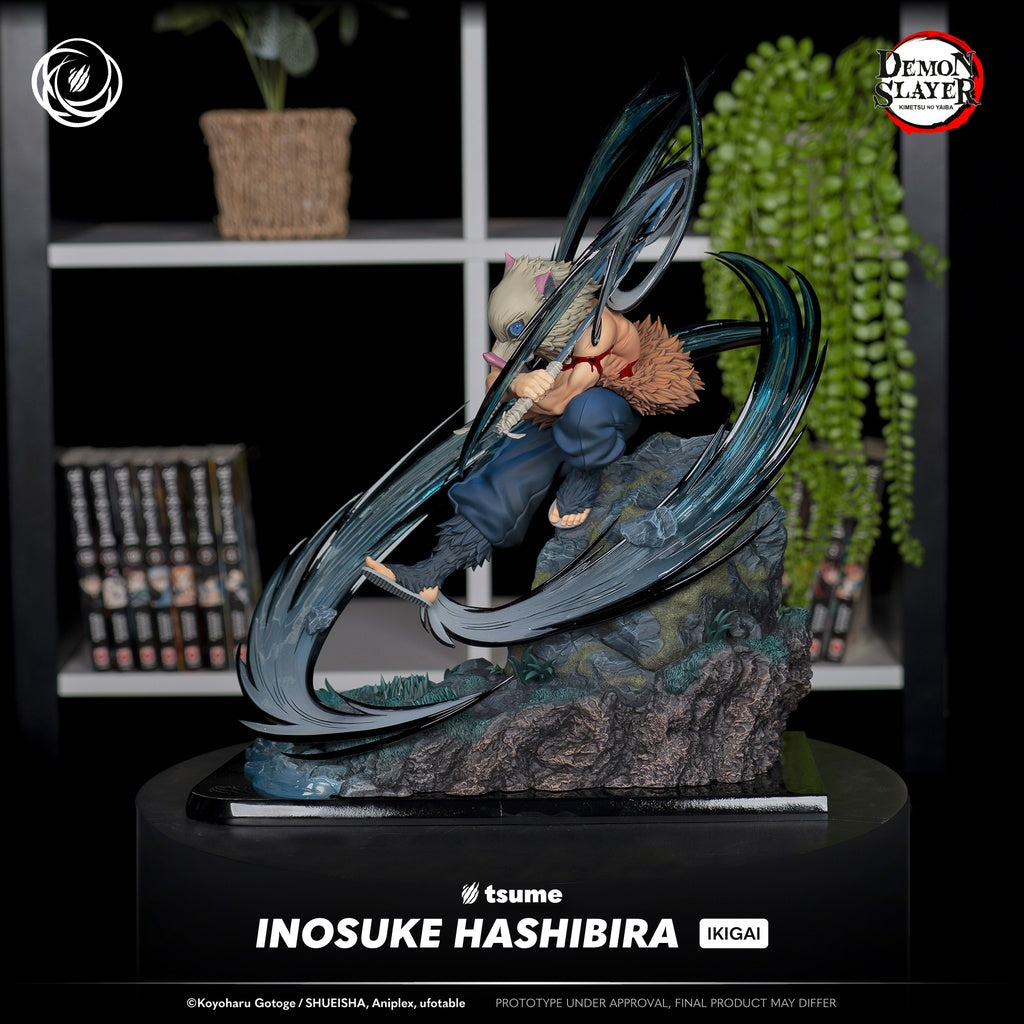 Vue complète de la statue Inosuke Hashibira en position de combat