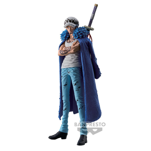 Admirez cette figurine imposante de Trafalgar D. Water Law, tirée de One Piece, dans la gamme King of Artist de Banpresto. Mesurant 17 cm, Law est représenté dans une pose charismatique, portant son iconique chapeau et tenant son Kikoku avec assurance. Les détails méticuleux, de ses tatouages à sa tenue, capturent à la perfection l'allure et l'aura mystérieuse de ce pirate.