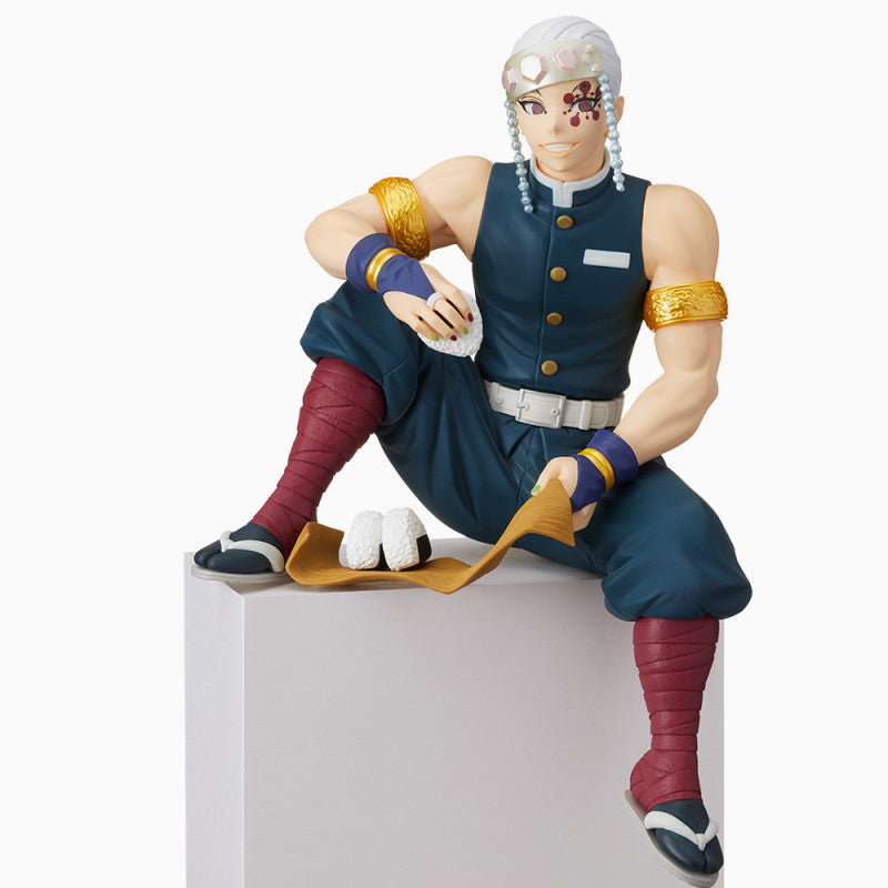Figurine SEGA Onigiri de Tengen Uzui assis – Demon Slayer, Pilier du Son en version chibi décontractée avec un onigiri.