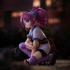 Figurine Machi Noodle Stopper issue de Hunter × Hunter, représentant le membre de la Brigade Fantôme dans une pose assise élégante