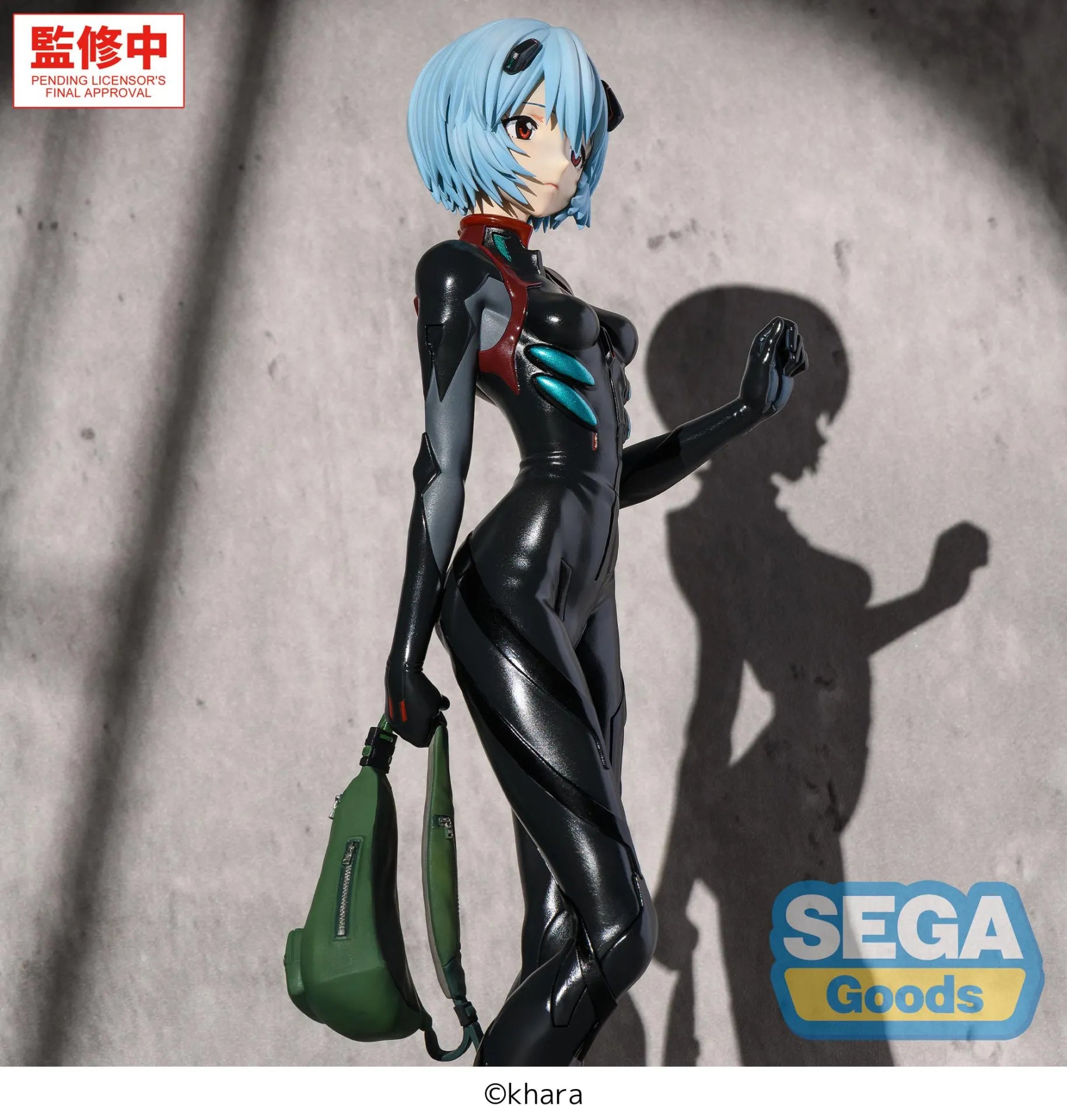Rei Ayanami portant sa combinaison de pilotage Evangelion