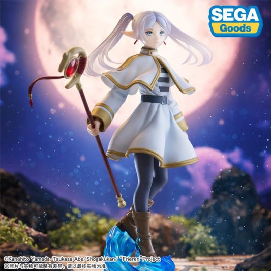 Découvrez la magnifique figurine de Frieren, l'elfe magicienne immortelle de Frieren: Beyond Journey’s End, conçue par SEGA. Mesurant 19 cm de haut, cette figurine capture à merveille la noblesse calme et la mélancolie du personnage. Frieren est représentée tenant son emblématique sceptre, debout avec grâce et dignité, reflétant son immense pouvoir magique et sa sagesse accumulée au fil des siècles.