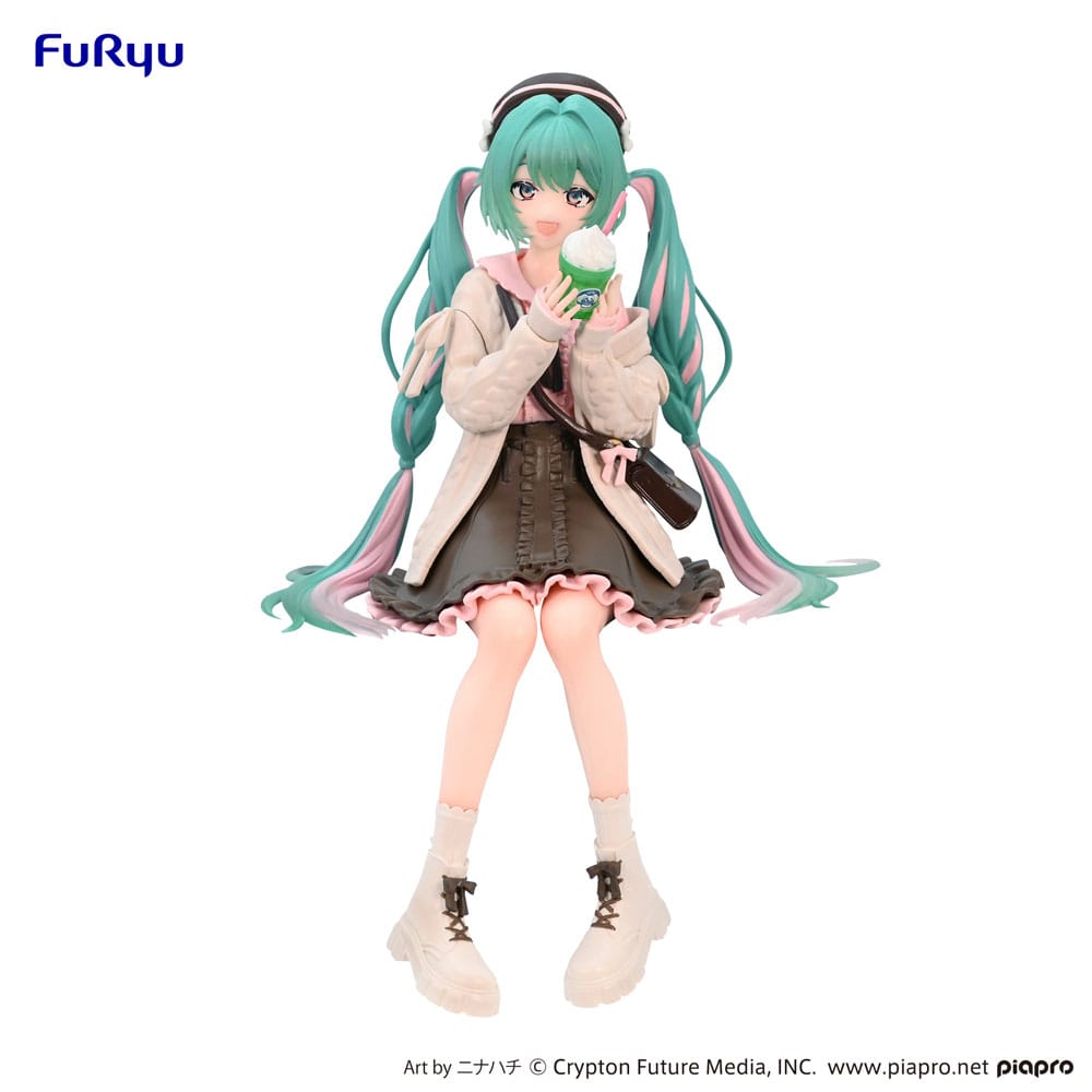  Figurine d'Hatsune Miku en version Noodle Stopper Autumn Date. Cette figurine saisissante capture Miku dans une tenue d'automne élégante, assise avec grâce pour stopper les nouilles. Les détails soignés et l'expression douce de Miku en font une pièce parfaite pour les fans de Vocaloid et les collectionneurs de figurines, ajoutant une touche saisonnière et charmante à toute collection.